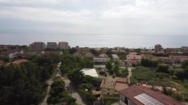 İtalya 'nın Thyrrenian Denizi' ndeki Cosenza eyaletindeki Calabria kıyı şeridi üzerinde manzaralı hava manzarası