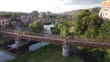 Busento Nehri ile Eski Şehir 'in manzarası ve Cosenza, Calabria, İtalya' daki tarihi binalar.