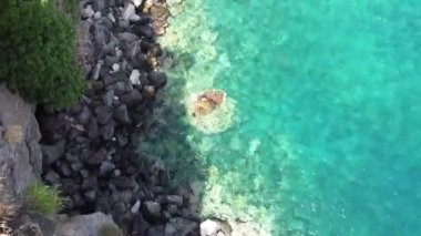 İtalya 'nın güneyindeki Sicilya' nın kuzey kıyısı açıklarındaki Tyrhenian Denizi 'ndeki Aeolian Adalarının en büyüğü olan Lipari' nin manzaralı rıhtımı.
