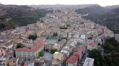 Ragusa İbla 'nın panoramik manzarası, İtalya' nın Ragusa şehrinin geniş bir dizi Barok mimarisi ve manzaralı alt ilçesine ev sahipliği yapıyor.