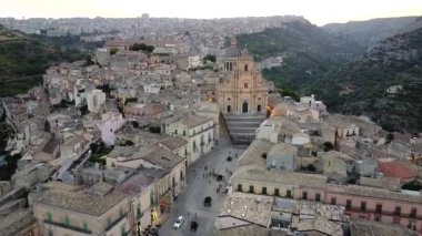 Ragusa İbla 'nın panoramik manzarası, İtalya' nın Ragusa şehrinin geniş bir dizi Barok mimarisi ve manzaralı alt ilçesine ev sahipliği yapıyor.