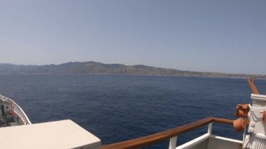 İtalya, Messina Boğazı 'nı geçerken Sicilya' ya giden araçlarla feribota biniyor.