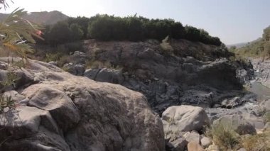 Etna Dağı 'ndan yükselen kristalize lav boyunca Alcantara nehri tarafından aşınmış geçitlerin ve vadilerin etkileyici doğal sistemi. Taormina, Sicilya, İtalya yakınlarında yer almaktadır.