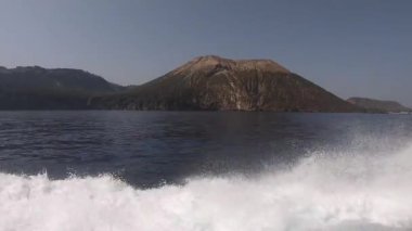 İtalya 'nın Aeolian Adaları' ndaki Vulcano adasının yakınındaki bir teknede seyahat ediyor.
