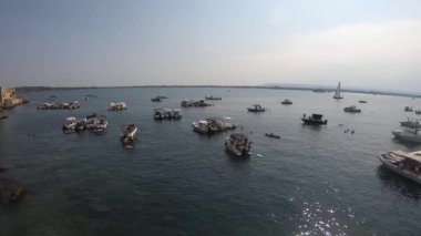 Ortygia 'nın rıhtımında güneşli bir gün, Sicilya' nın tarihi bölgesi, İtalya