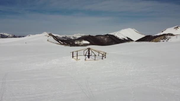 Γραφικό Χειμερινό Τοπίο Χιονισμένα Βουνά Που Βρίσκεται Στο Καμποτίνο Τουριστική — Αρχείο Βίντεο