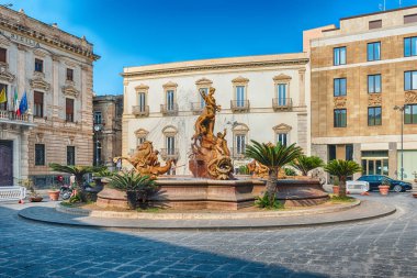 Ortygia Adası 'ndaki Diana Çeşmesi. Sicilya, İtalya' nın tarihi merkezi.