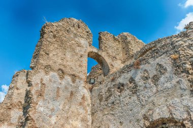 Fiumefreddo Bruzio 'daki eski bir şatonun kalıntıları, İtalya' nın güneyinde küçük bir köy.