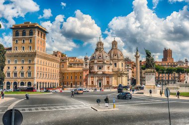 ROME - 14 Nisan 2021: İtalya, Roma 'daki Piazza Venezia' nın merkezinde yer alan Santa Maria di Loreto Kilisesi manzarası