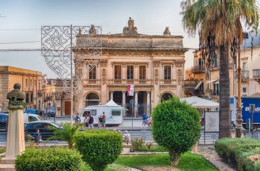 NOTO, ITALY - 12 AĞUSTOS 2021: Merkezi Tiyatro cephesi, Noto 'daki tarihi yapı ve büyük şehir, Sicilya, İtalya