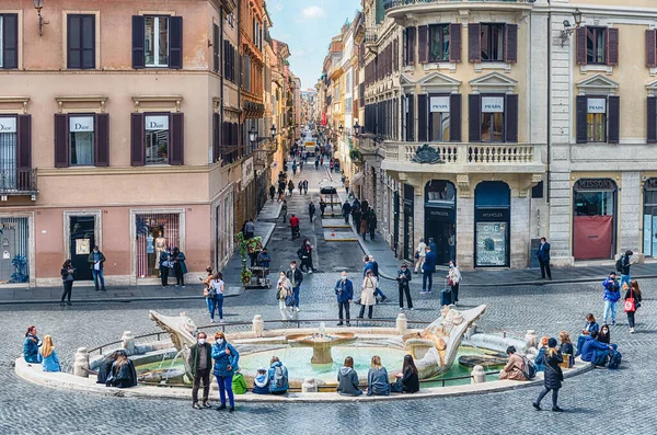 ROME - 14 Nisan 2021: İtalya 'nın en çok ziyaret edilen meydanlarından biri olan Piazza di Spagna' nın ikonik simgesi Fontana della Barcaccia