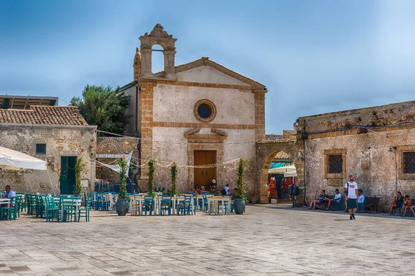 MARZAMEMI, İtalya - 12 Ağustos 2021: Marzamemi 'nin ana meydanı, İtalya' nın Syracuse ilindeki pitoresk balıkçı köyü