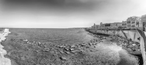 Syracuse, İtalya - 14 Ağustos 2021 Ortygia limanında güneşli bir gün, Sicilya, İtalya 'nın tarihi bölgesi.