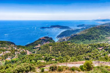 Eze kasabası yakınlarındaki Fransız Rivierası kıyı şeridi üzerinde manzara, Nice şehri yakınlarındaki ikonik köy, Fransa 'nın Cote d' Azur kenti.