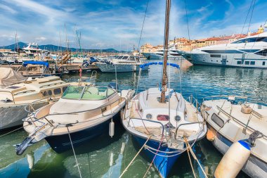 Saint-Tropez, Cote d 'Azur, Fransa' nın lüks yatları olan eski liman manzarası. Şehir, Avrupa ve Amerikan jet sosyetesi ve turistler için dünyaca ünlü bir tatil beldesidir.