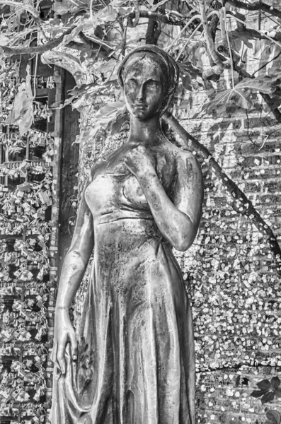 朱丽叶女神像 就坐落在这座传说中朱丽叶 卡普莱特的家旁边 整个网站是意大利维罗纳的一个受欢迎的地标 — 图库照片