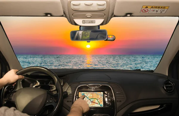 Driving Car While Using Touch Screen Gps Navigation System Scenic — ストック写真