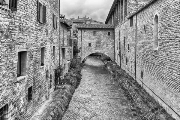 Ein Spaziergang Durch Die Malerischen Und Antiken Gassen Von Gubbio — Stockfoto