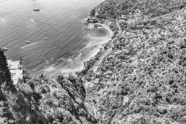 Eze kasabası yakınlarındaki Fransız Rivierası kıyı şeridi üzerinde manzara, Nice şehri yakınlarındaki ikonik köy, Fransa 'nın Cote d' Azur kenti.