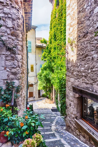 Saint-Paul-de-Vence, Cote d 'Azur, Fransa' nın pitoresk sokaklarında yürüyorum. Fransız Rivierası 'nın en eski ortaçağ kasabalarından biridir.