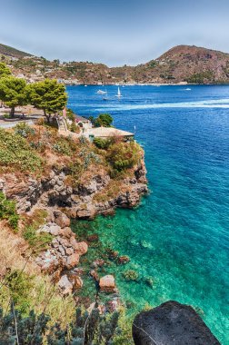 İtalya 'nın güneyindeki Sicilya' nın kuzey kıyısı açıklarındaki Tyrhenian Denizi 'ndeki Aeolian Adalarının en büyüğü olan Lipari' nin manzaralı rıhtımı.