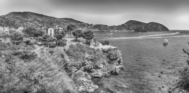 İtalya 'nın güneyindeki Sicilya' nın kuzey kıyısı açıklarındaki Tyrhenian Denizi 'ndeki Aeolian Adalarının en büyüğü olan Lipari' nin manzaralı rıhtımı.