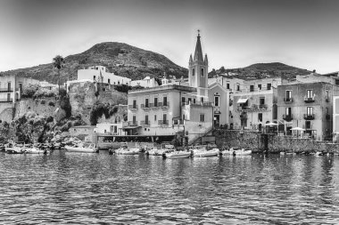 Marina Corta 'nın manzarası, İtalya' nın Aeolian Adaları 'nın en büyük şehri olan Lipari' nin küçük bir limanı.