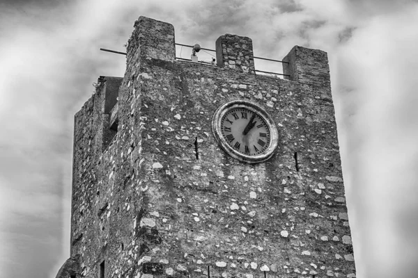 Antik saat kulesi, Taormina, Sicilya, İtalya 'nın merkez meydanında ikonik bir simge.