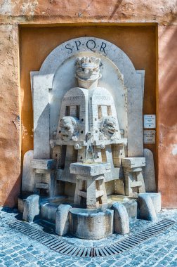 ROME - 14 Nisan 2021: Via Margutta 'daki Sanatçılar Çeşmesi, Roma şehir merkezinde manzaralı ve pitoresk bir cadde