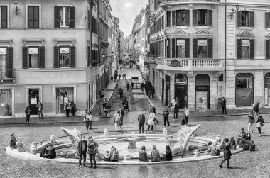 ROME - 14 Nisan 2021: İtalya 'nın en çok ziyaret edilen meydanlarından biri olan Piazza di Spagna' nın ikonik simgesi Fontana della Barcaccia