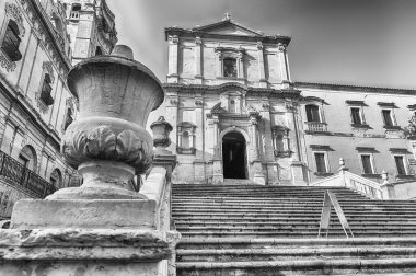NOTO, ITALY - 12 AĞUSTOS 2021: Assisi Aziz Francis Kilisesi, İtalya 'nın Sicilya kentinin tarihi merkezi Noto' nun ikonik binası