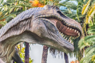 ROME - 21 Kasım 2021: Dinozorlar, İtalya 'nın tarihi Botanik Bahçesi' nde düzenlenen 
