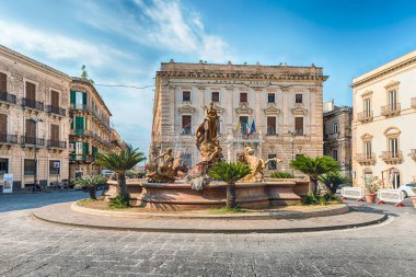 Syracuse, İtalya - 14 Ağustos 2021: Ortygia Adası 'ndaki Diana Çeşmesi, Sicilya, İtalya' nın tarihi merkezi
