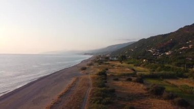 İtalya 'nın Thyrrenian Denizi' ndeki Cosenza eyaletindeki Calabria kıyı şeridi üzerinde manzaralı hava manzarası