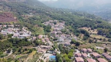 İtalya 'nın Thyrrenian Denizi' ndeki Cosenza eyaletindeki Calabria kıyı şeridi üzerinde manzaralı hava manzarası