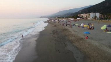 İtalya 'nın Thyrrenian Denizi' ndeki Cosenza eyaletindeki Calabria kıyı şeridi üzerinde manzaralı hava manzarası