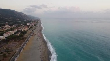 İtalya 'nın Thyrrenian Denizi' ndeki Cosenza eyaletindeki Calabria kıyı şeridi üzerinde manzaralı hava manzarası