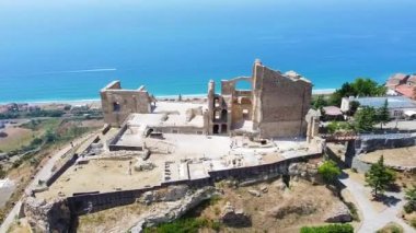 Fiumefreddo Bruzio 'daki şatonun harabeleri ile hava manzarası, İtalya' nın Cosenza ilinde küçük resimli bir köy.