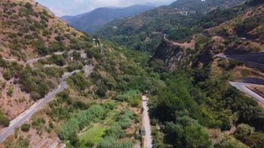 İtalya 'nın güneyindeki Calabria' nın küçük turistik köyü Fiumefreddo Bruzio yakınlarındaki vadinin manzaralı manzarası.