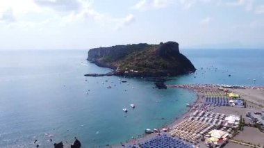 Dino Adası ve İtalya 'nın Cosenza ili Praia a Mare sahilinin manzaralı manzarası.