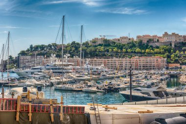 Monte Carlo şehir merkezi ve limanı, Cote d 'Azur, Monako Prensliği, Fransız Riviera' sının ikonik simgesi, La Condamine ilçesindeki Port Herkül 'ün lüks yatları ve apartmanlarının manzarası.