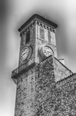 Cannes, Cote d 'Azur, Fransa' daki Le Suquet ortaçağ bölgesinin önemli simgelerinden biri olan Esperance Kilisesi Saat ve Çan Kulesi.