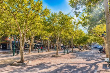 Saint-Tropez 'deki Lices Meydanı, Cote d' Azur, Fransa. Meydan, hem Provencal pazarı hem de tipik bowling oyuncuları için bir oyun alanıdır.