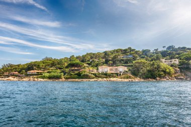 Saint-Tropez yakınlarındaki kıyı şeridi, Cote d 'Azur, Fransa. Şehir, Avrupa ve Amerikan jet sosyetesi ve turistler için dünyaca ünlü bir tatil beldesidir.