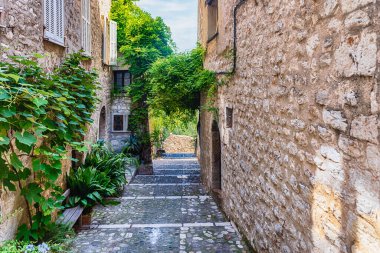Saint-Paul-de-Vence, Cote d 'Azur, Fransa' nın pitoresk sokaklarında yürüyorum. Fransız Rivierası 'nın en eski ortaçağ kasabalarından biridir.