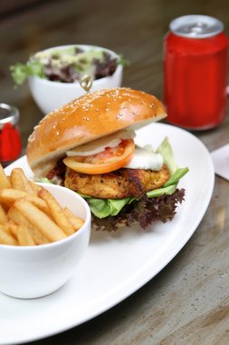 cajun tavuk burger salatası ve patates kızartması ile