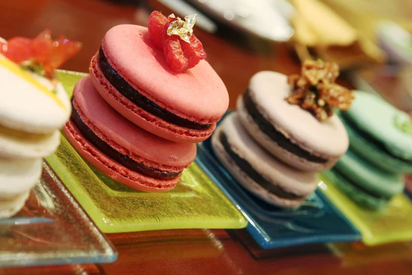 Op smaak gebrachte geassorteerde zoete Franse macarons — Stockfoto