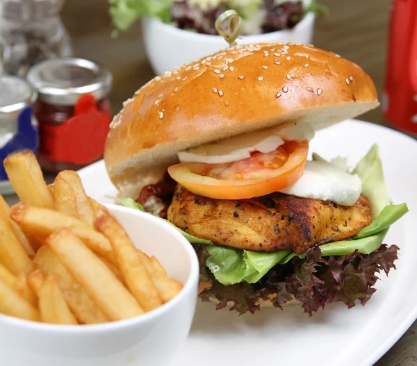 cajun tavuk burger taze salata ve patates kızartması ile