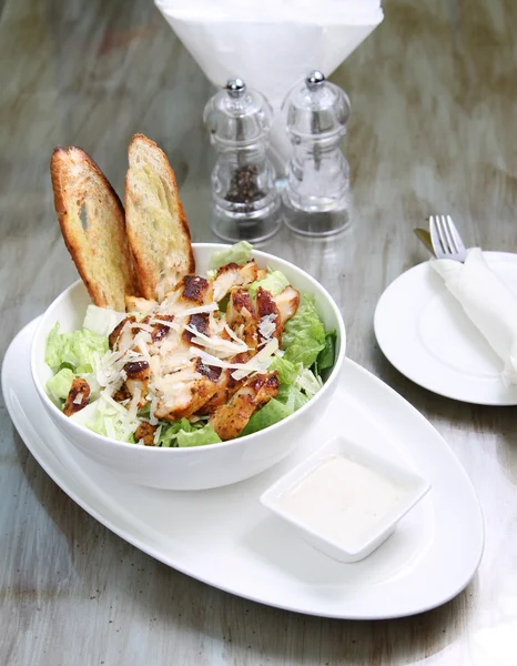 Caesar chicken salad with croutons and cheese — Stock Photo, Image