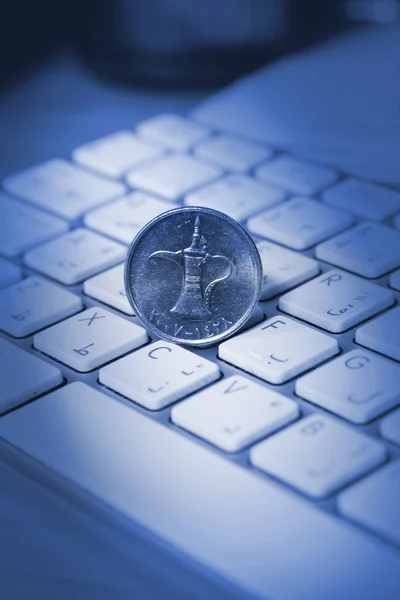 Online transactie concept, dirhams bovenop toetsenbord — Stockfoto